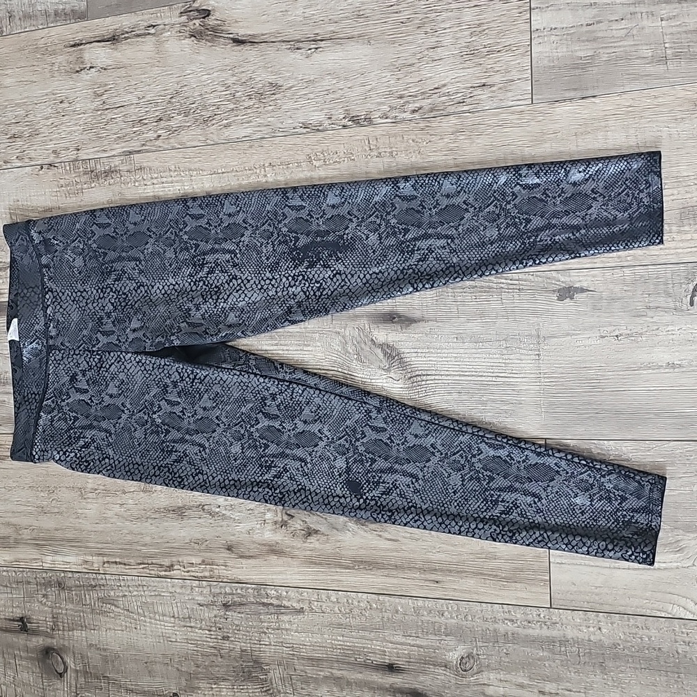 PINK Victoria's Secret Charcoal Snake Pattern Leggings